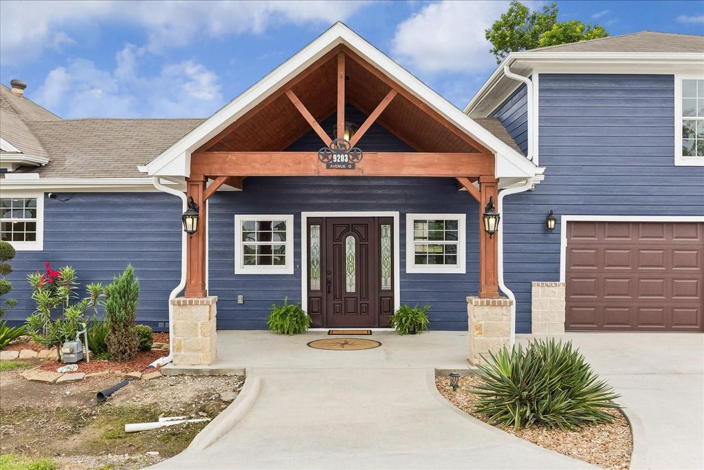 9203 Avenue G, Liverpool, TX 77577