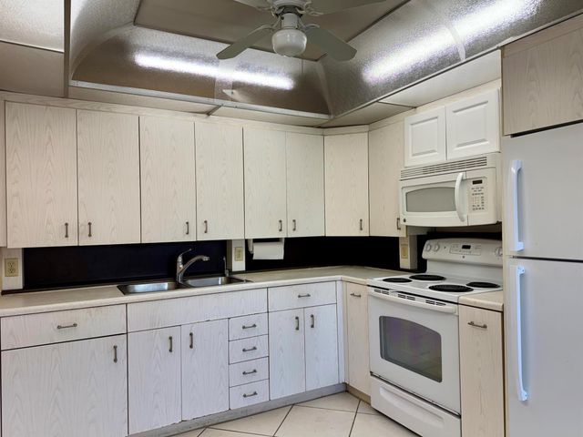 4053 Hythe C, Boca Raton, FL 33434