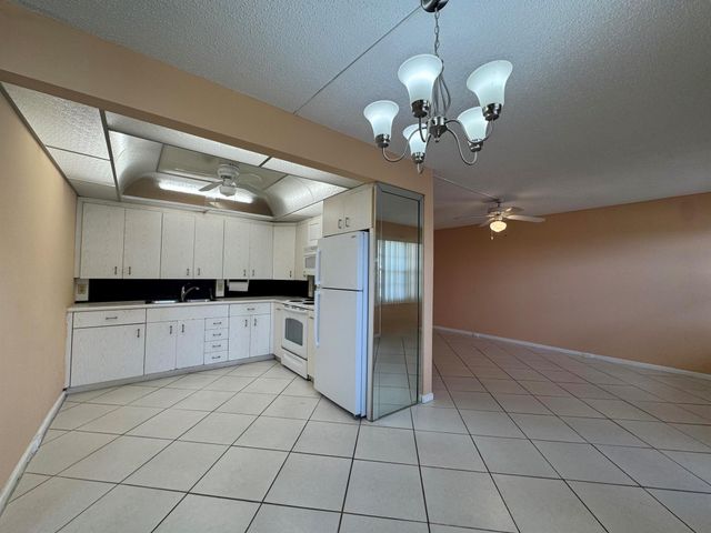 4053 Hythe C, Boca Raton, FL 33434