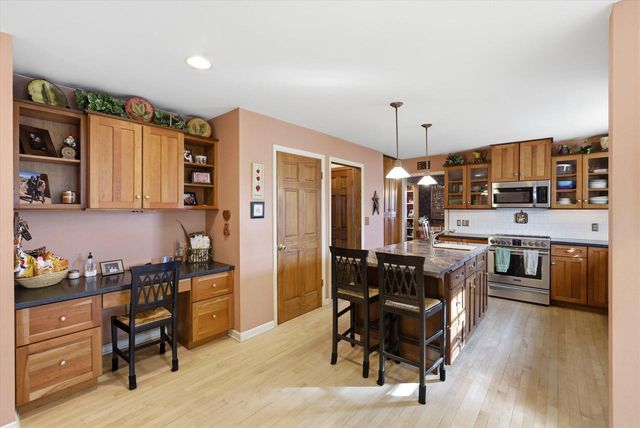 W67N977 Cambridge AVENUE, Cedarburg, WI 53012