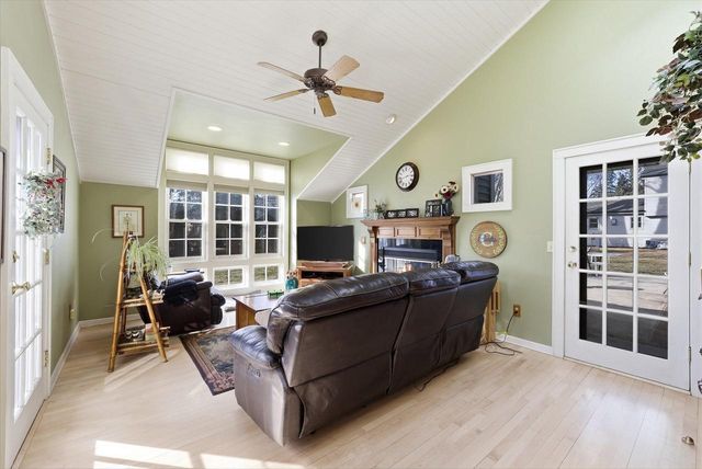 W67N977 Cambridge AVENUE, Cedarburg, WI 53012