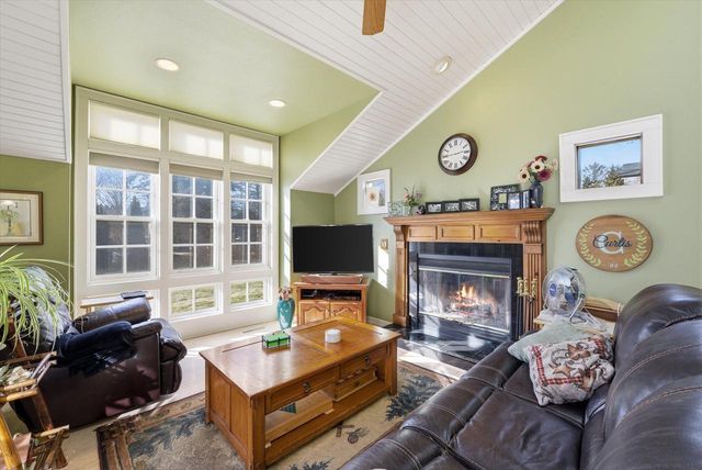W67N977 Cambridge AVENUE, Cedarburg, WI 53012