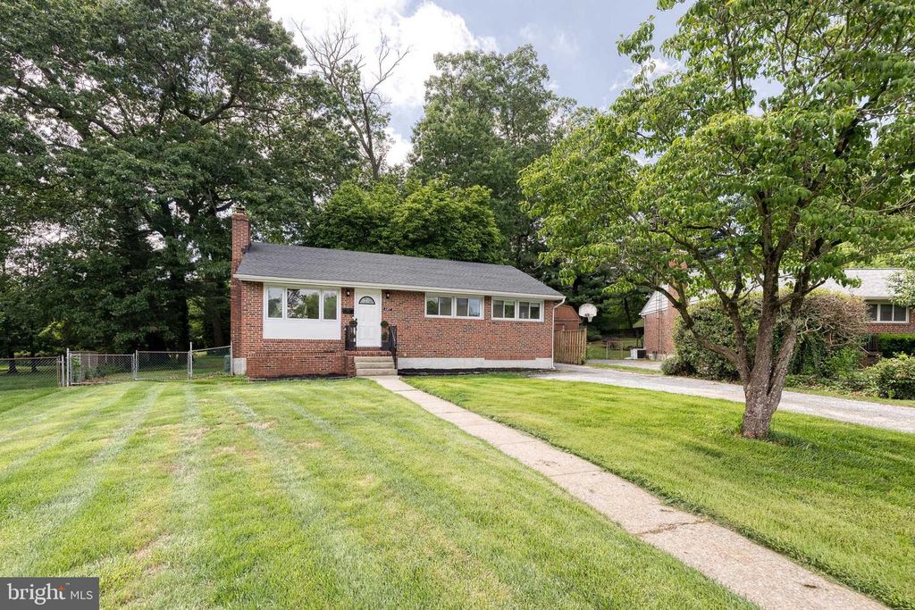 Image 1 of property listing at 127 DUBLIN DR, Lutherville Timonium, MD 21093