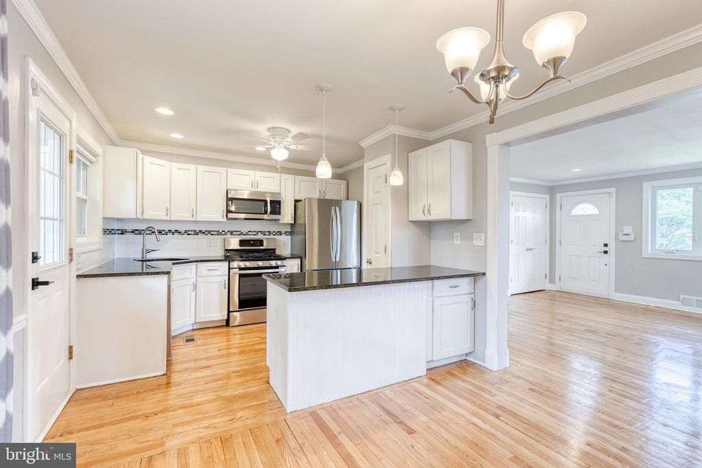 Image 10 of property listing at 127 DUBLIN DR, Lutherville Timonium, MD 21093