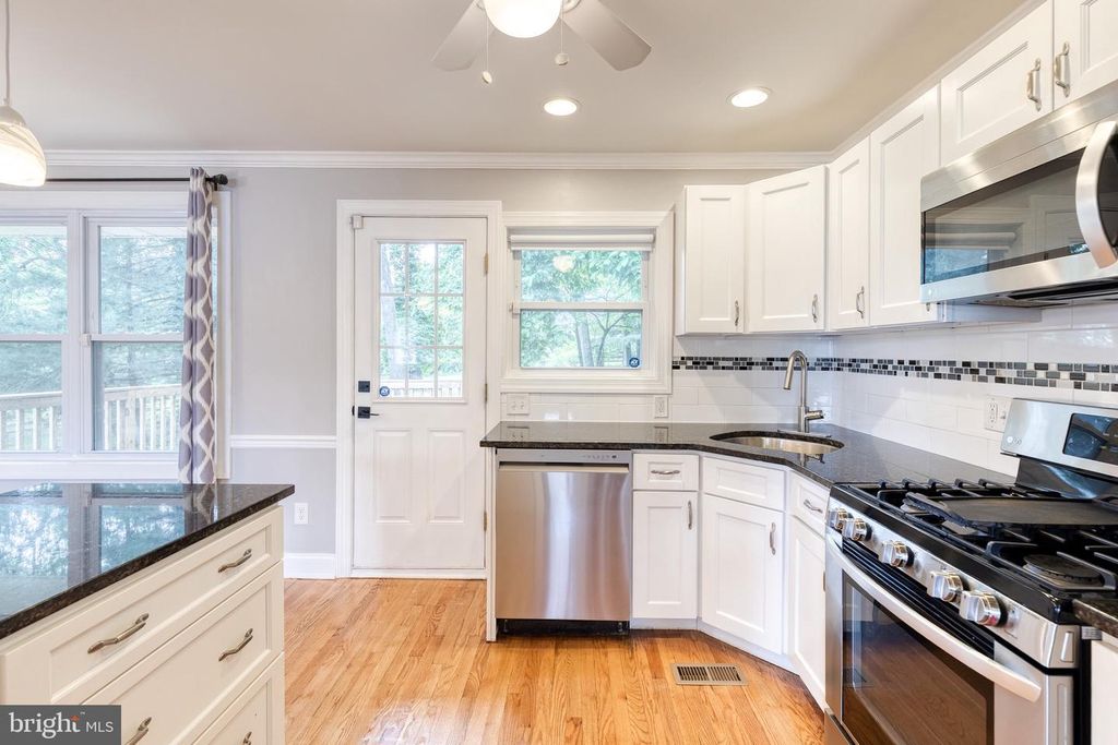 Image 12 of property listing at 127 DUBLIN DR, Lutherville Timonium, MD 21093