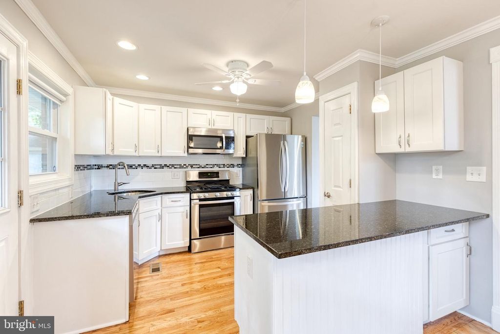Image 13 of property listing at 127 DUBLIN DR, Lutherville Timonium, MD 21093