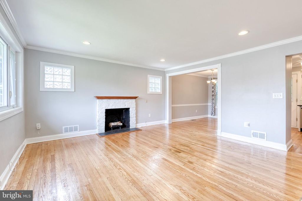 Image 4 of property listing at 127 DUBLIN DR, Lutherville Timonium, MD 21093