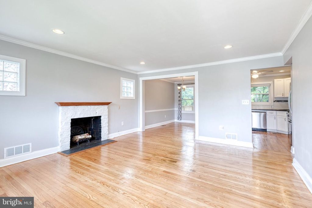 Image 5 of property listing at 127 DUBLIN DR, Lutherville Timonium, MD 21093