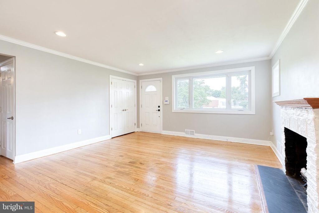 Image 6 of property listing at 127 DUBLIN DR, Lutherville Timonium, MD 21093