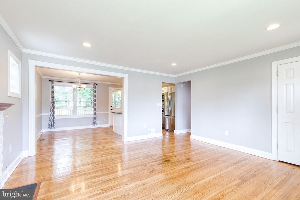 Image 7 of property listing at 127 DUBLIN DR, Lutherville Timonium, MD 21093