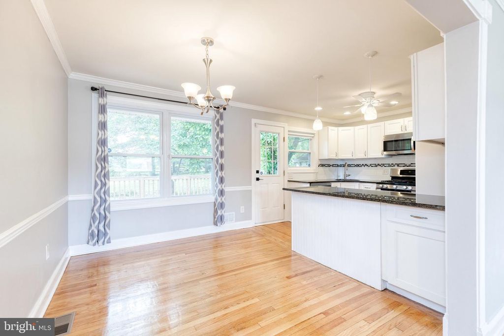 Image 9 of property listing at 127 DUBLIN DR, Lutherville Timonium, MD 21093