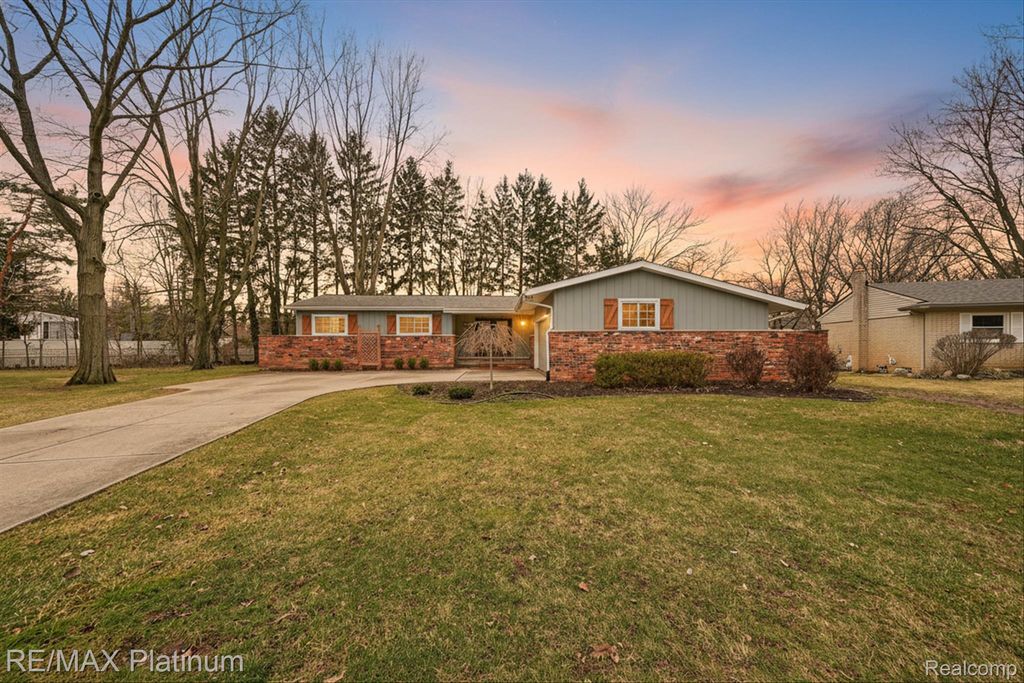 23935 Lynwood Drive, Novi, MI 48374