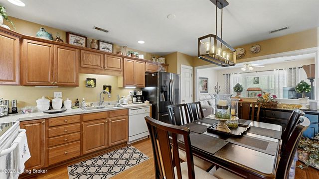 8204 Delta Cir, Louisville, KY 40228