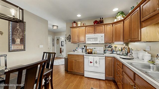 8204 Delta Cir, Louisville, KY 40228