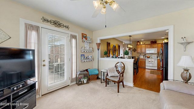 8204 Delta Cir, Louisville, KY 40228