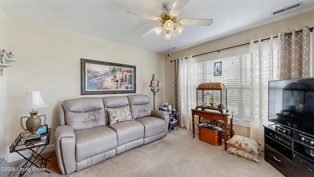 8204 Delta Cir, Louisville, KY 40228