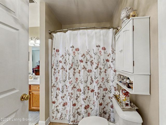 8204 Delta Cir, Louisville, KY 40228