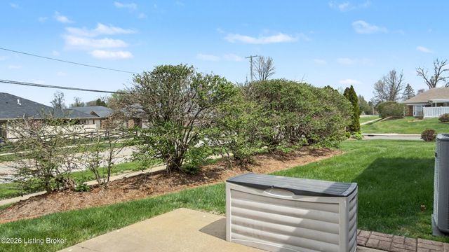 8204 Delta Cir, Louisville, KY 40228