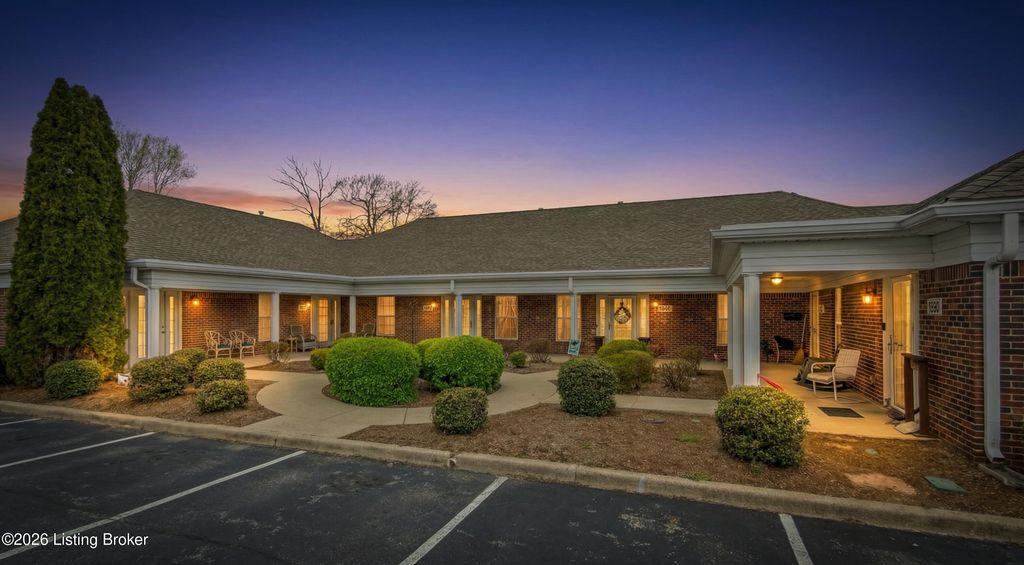 8204 Delta Cir, Louisville, KY 40228