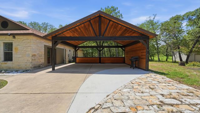 105 Wild Stallion, La Vernia, TX 78121