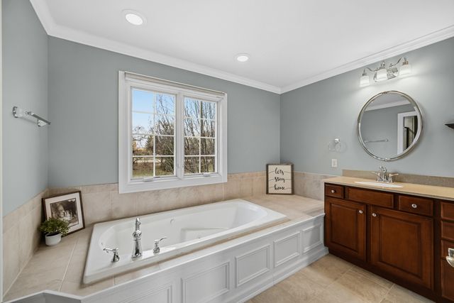 40W612 N Blue Lake Circle, Campton Hills, IL 60175