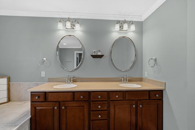 40W612 N Blue Lake Circle, Campton Hills, IL 60175