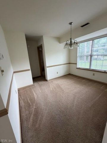 520 Heacox LN, Newport News, VA 23608