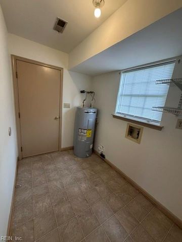 520 Heacox LN, Newport News, VA 23608