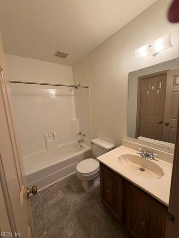 520 Heacox LN, Newport News, VA 23608