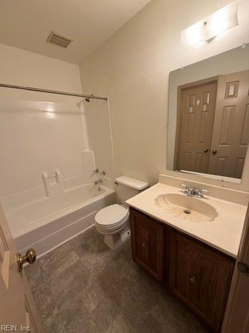 520 Heacox LN, Newport News, VA 23608