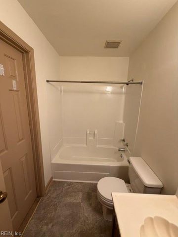 520 Heacox LN, Newport News, VA 23608