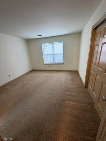 520 Heacox LN, Newport News, VA 23608