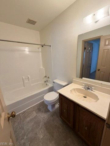 520 Heacox LN, Newport News, VA 23608