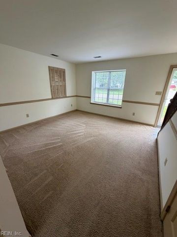 520 Heacox LN, Newport News, VA 23608