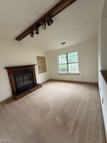 520 Heacox LN, Newport News, VA 23608