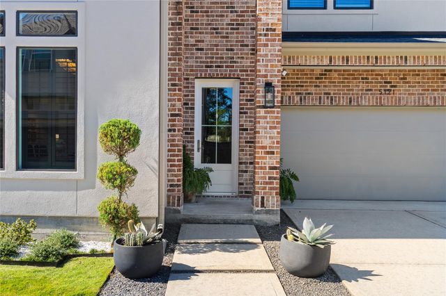 5121 E Lacey Garden Loop, Houston, TX 77018