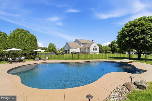 205 MAPLEWOOD DR, Phoenixville, PA 19460