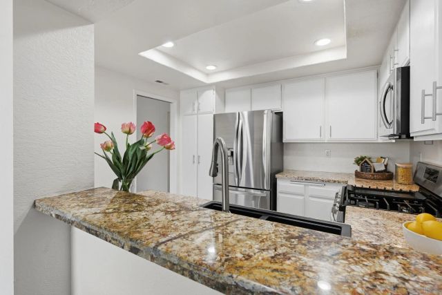 1998 Cambridge Ct, Vista, CA 92081