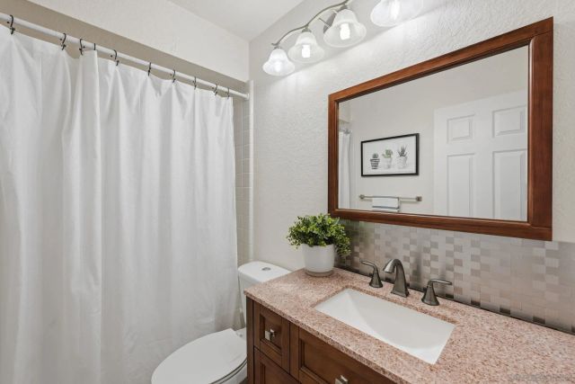 1998 Cambridge Ct, Vista, CA 92081