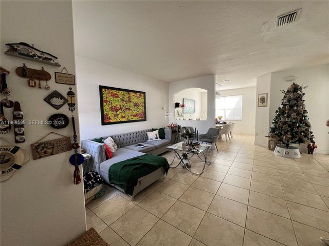 11028 NW 87th Ln, Doral, FL 33178