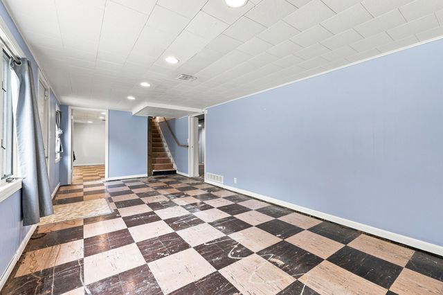 1709 Kenyon Avenue, Des Moines, IA 50315