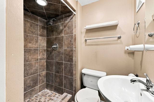 1709 Kenyon Avenue, Des Moines, IA 50315