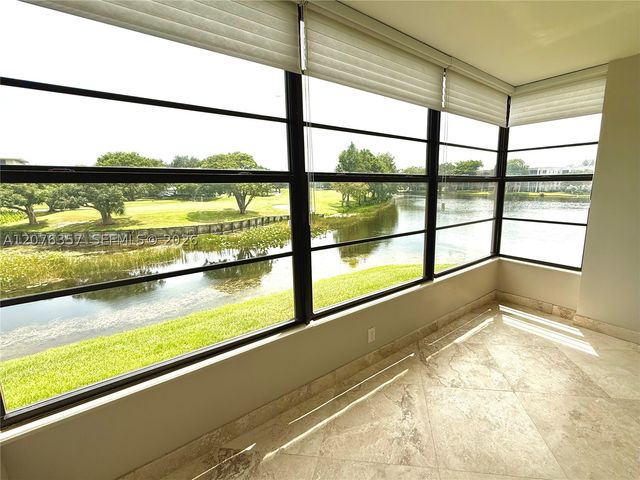 1520 Whitehall Dr 206, Davie, FL 33324