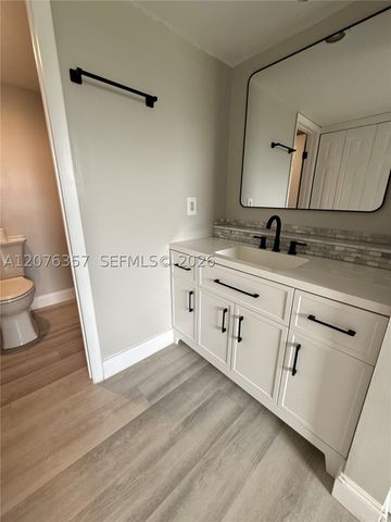 1520 Whitehall Dr 206, Davie, FL 33324