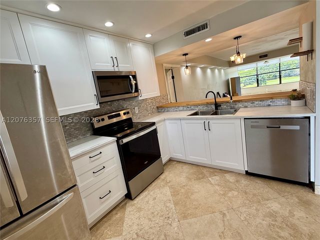 1520 Whitehall Dr 206, Davie, FL 33324