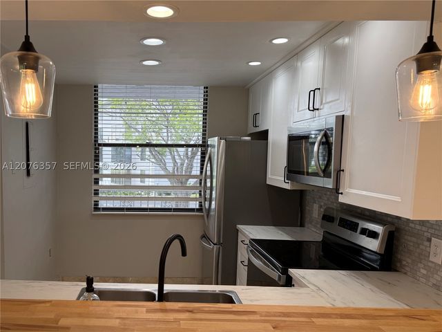 1520 Whitehall Dr 206, Davie, FL 33324