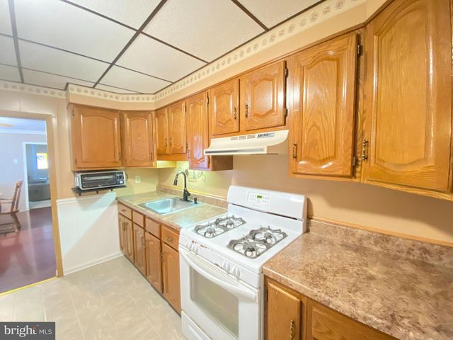 141 S NICHOLAS ST, Saint Clair, PA 17970