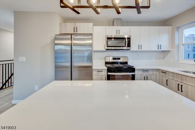 54 Holland St, Newark City, NJ 07103