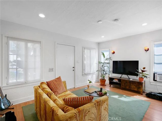 2258 Duane, Los Angeles, CA 90039