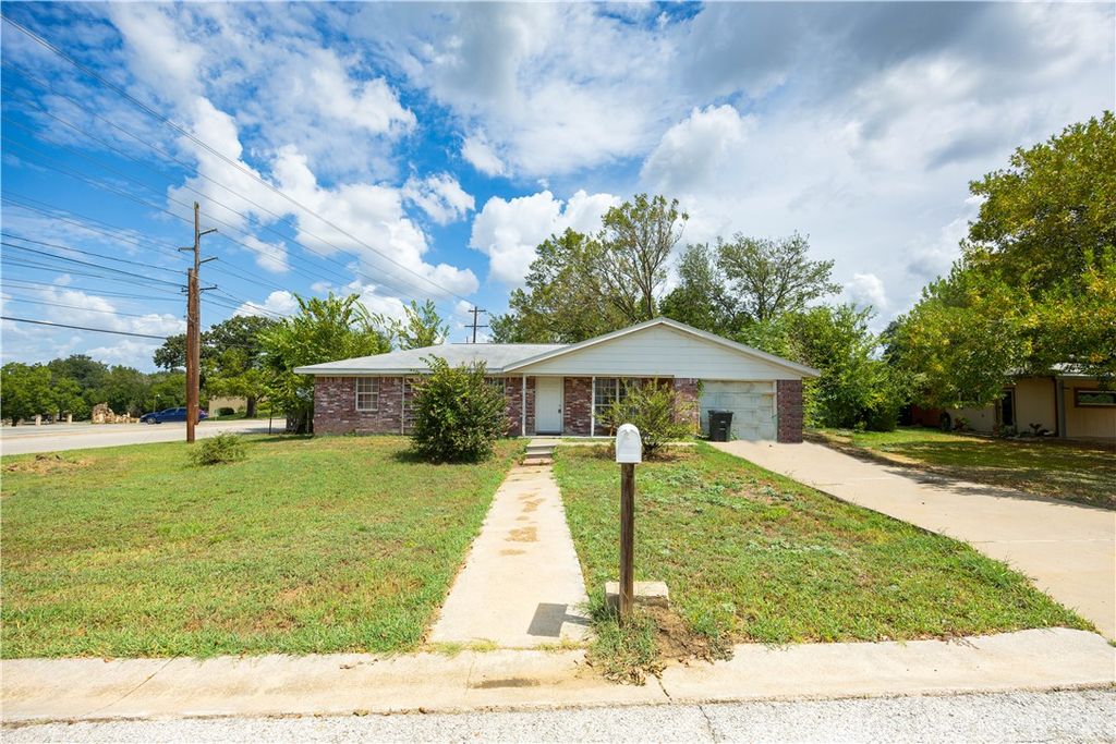 606 North Moore Street, Caldwell, TX 77836 — exterior